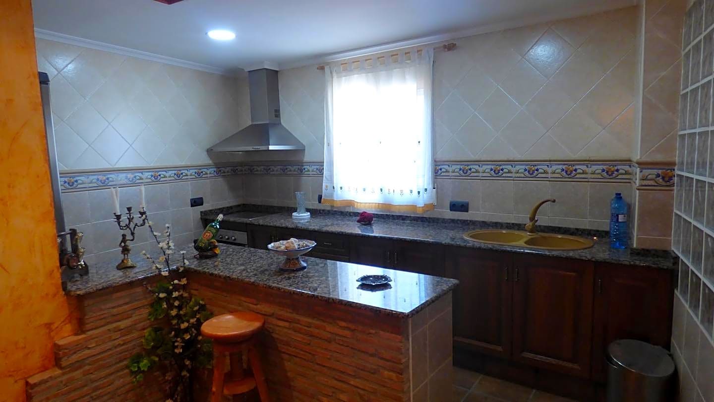 7 slaapkamer Villa te koop in Montroy met zwembad garage - € 275.000 (Ref: 8218133)