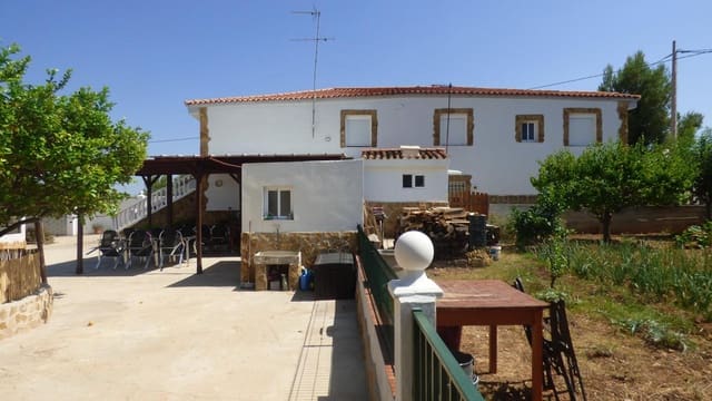 7 bedroom Villa for sale in Montroy with pool garage - € 275,000 (Ref: 8218133)