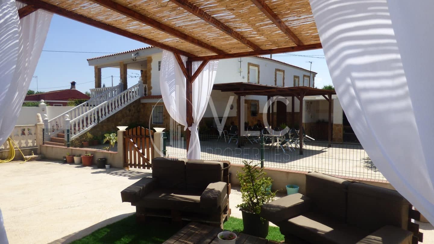 7 slaapkamer Villa te koop in Montroy met zwembad garage - € 275.000 (Ref: 8218133)