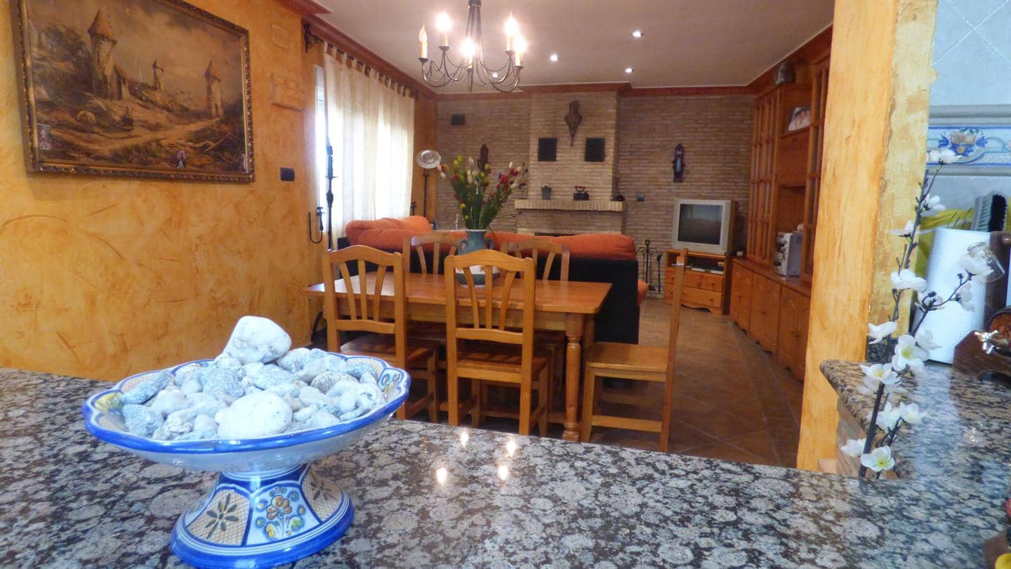 7 slaapkamer Villa te koop in Montroy met zwembad garage - € 275.000 (Ref: 8218133)