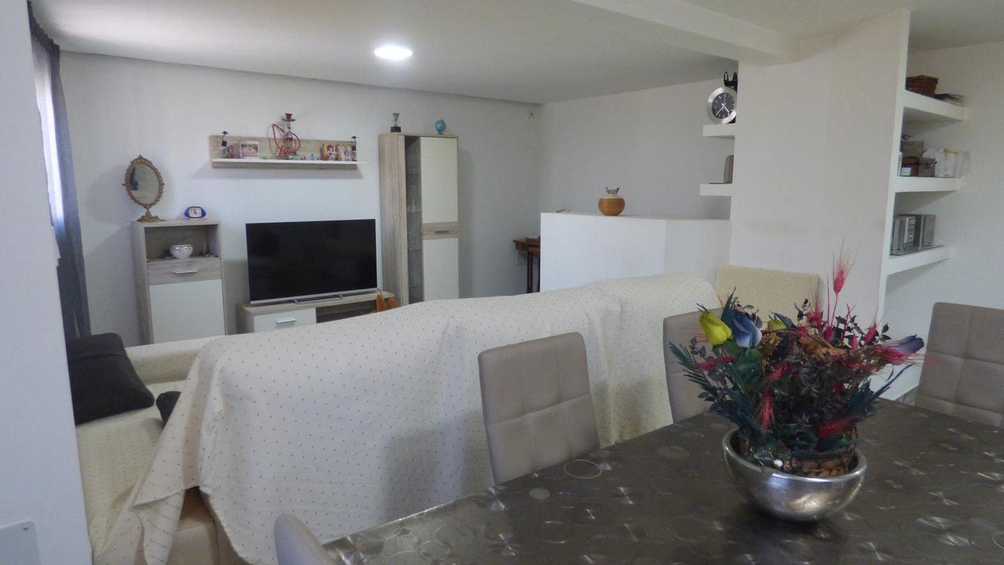 7 slaapkamer Villa te koop in Montroy met zwembad garage - € 275.000 (Ref: 8218133)