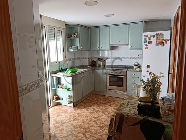 4 bedroom Flat for sale in Piles with garage - € 169,000 (Ref: 8959762)