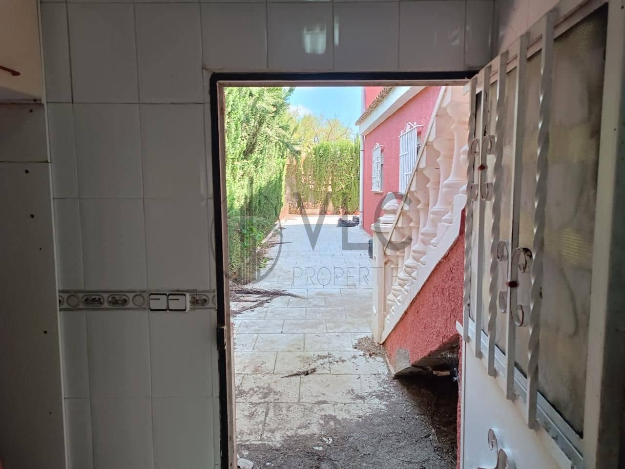 7 soveværelse Villa til salg i Montroy med swimmingpool garage - € 295.000 (Ref: 9022009)