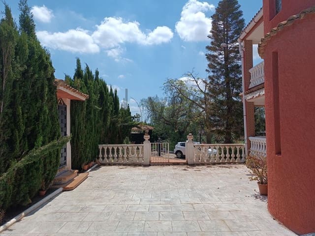 7 bedroom Villa for sale in Montroy with pool garage - € 295,000 (Ref: 9022009)