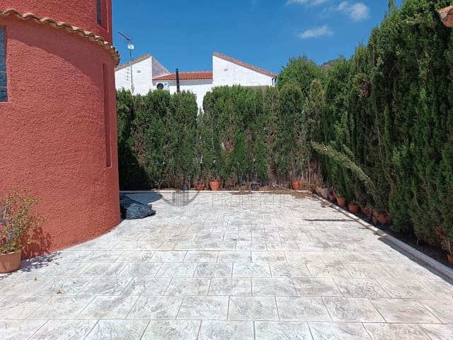 7 bedroom Villa for sale in Montroy with pool garage - € 295,000 (Ref: 9022009)