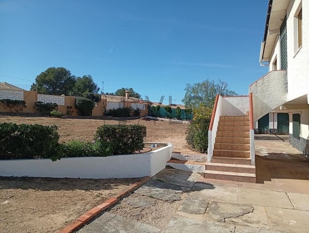 5 bedroom Villa for sale in Montserrat with pool garage - € 239,000 (Ref: 9619490)