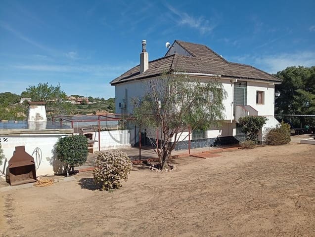 5 bedroom Villa for sale in Montserrat with pool garage - € 239,000 (Ref: 9619490)