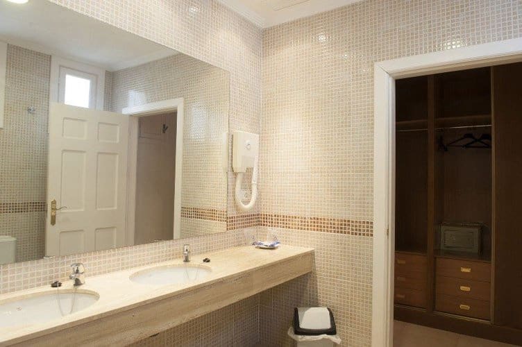 28 sypialnia Komercyjne na sprzedaż w Torrevieja z basenem - 4 500 000 € (Ref: 7904503)