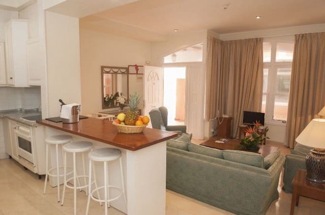 28 quarto Comercial para venda em Torrevieja com piscina - 4 500 000 € (Ref: 7904503)