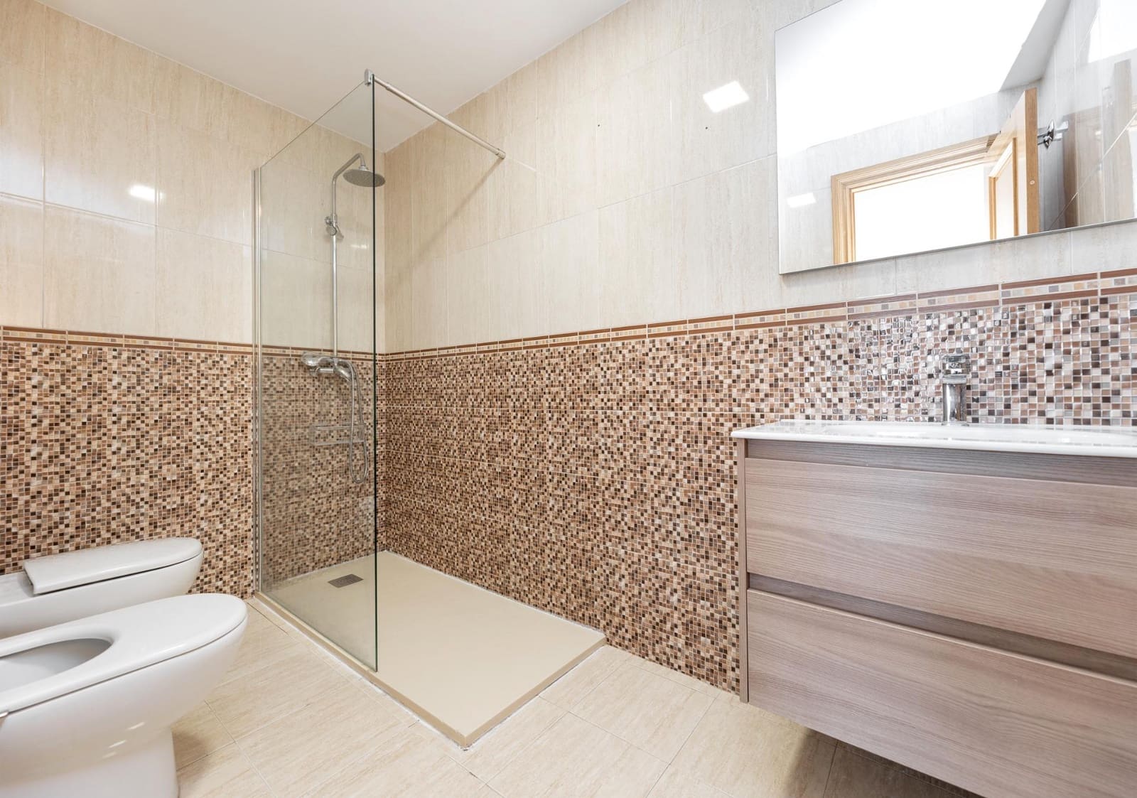 3 chambre Villa/Maison Mitoyenne à vendre à Grenade ville avec piscine garage - 390 000 € (Ref: 10043096)