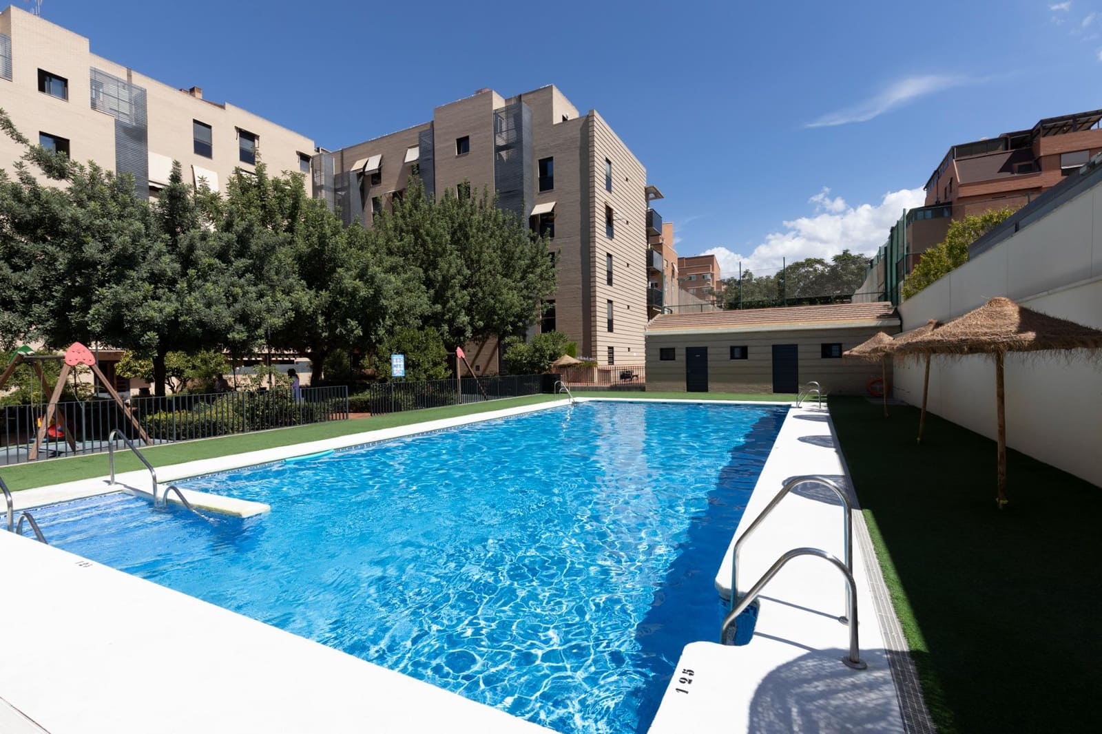 2 Zimmer Wohnung zu verkaufen in Granada Stadt mit Pool Garage - 292.000 € (Ref: 10086239)
