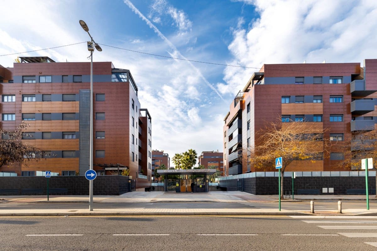 2 soverom Leilighet til leie i Granada by med svømmebasseng garasje - € 1 050 (Ref: 10129564)