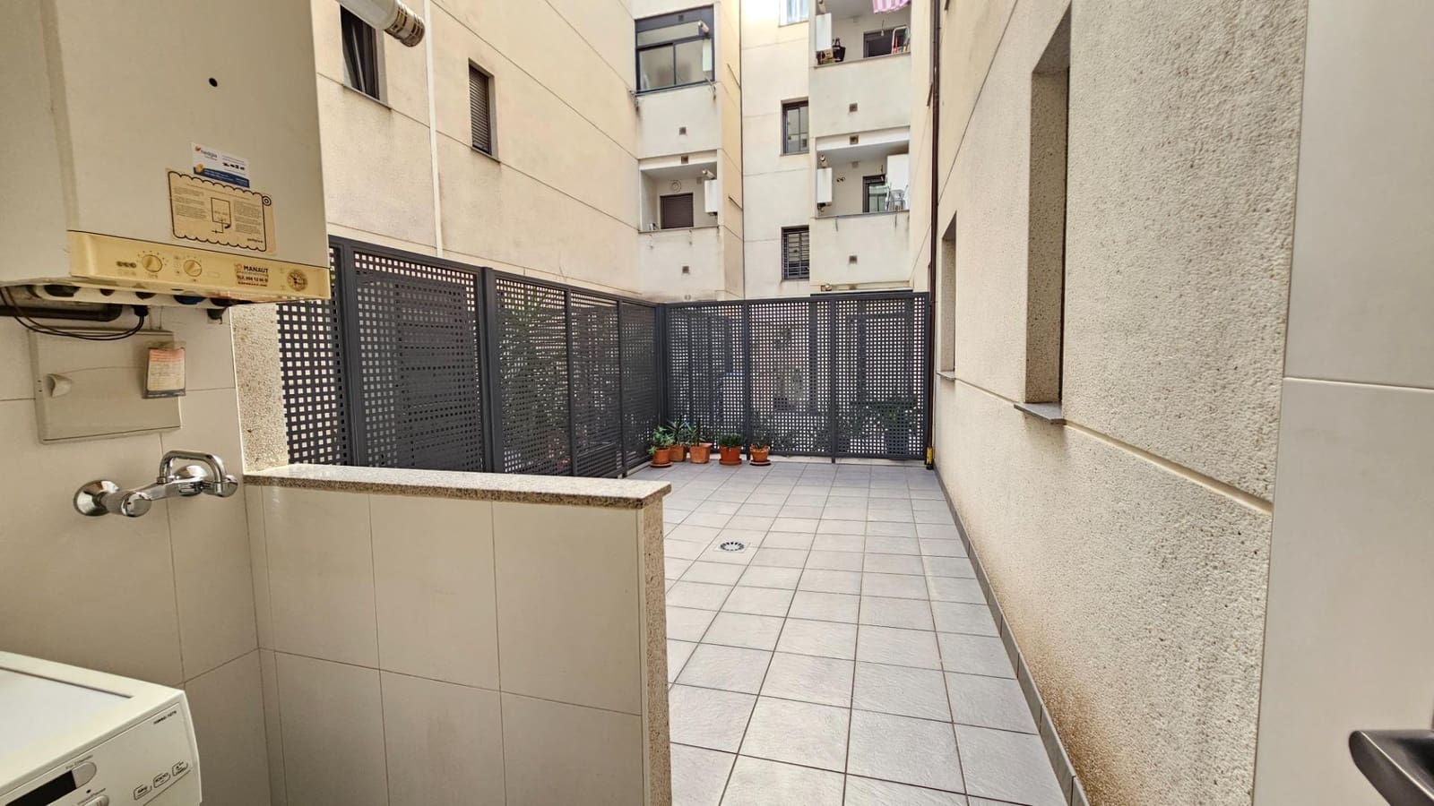 2 soverom Leilighet til leie i Granada by med svømmebasseng garasje - € 1 050 (Ref: 10129564)