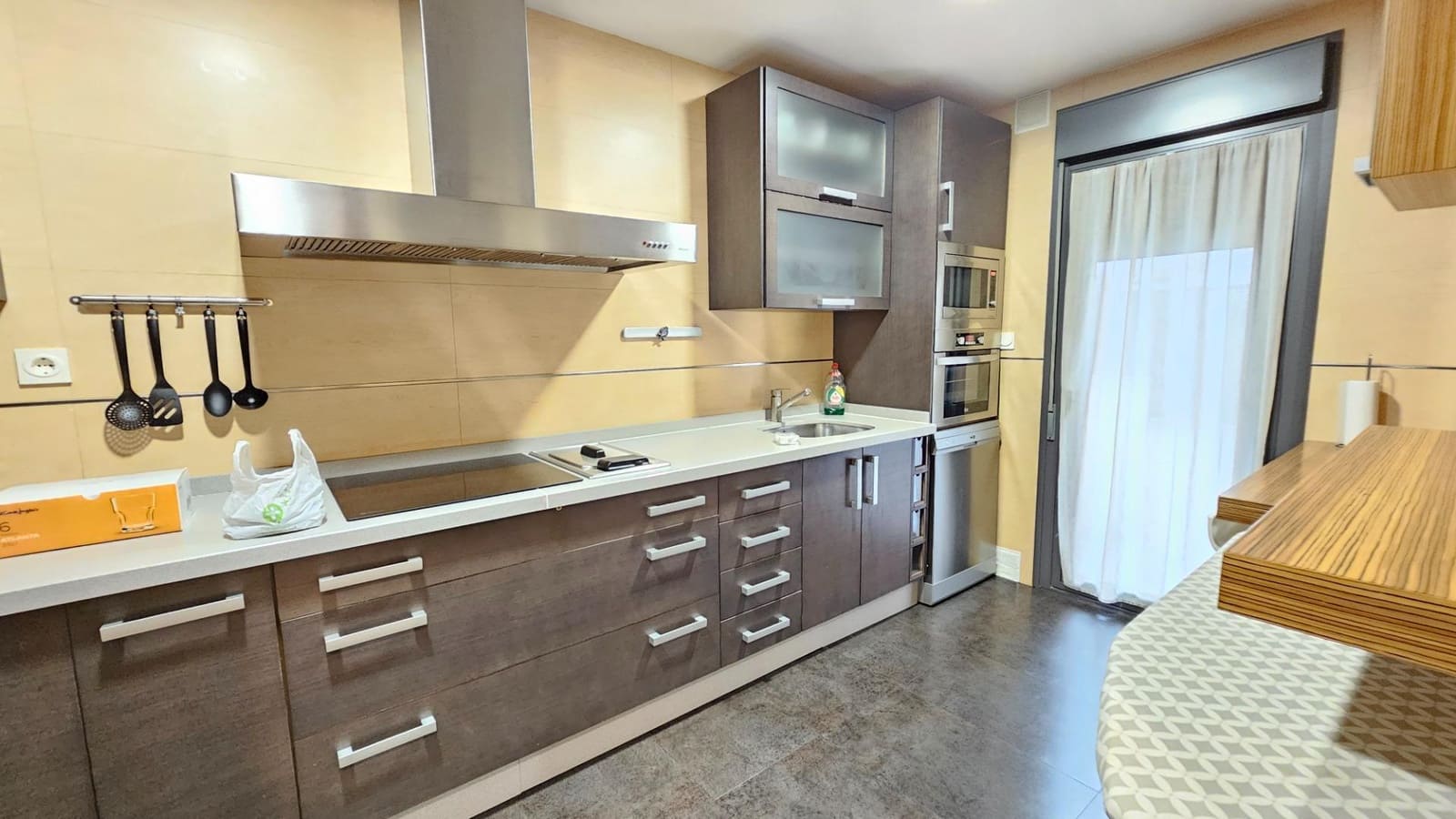 2 soverom Leilighet til leie i Granada by med svømmebasseng garasje - € 1 050 (Ref: 10129564)
