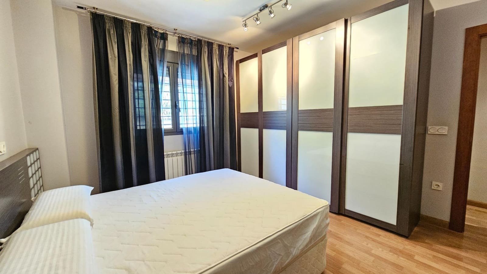 2 soverom Leilighet til leie i Granada by med svømmebasseng garasje - € 1 050 (Ref: 10129564)