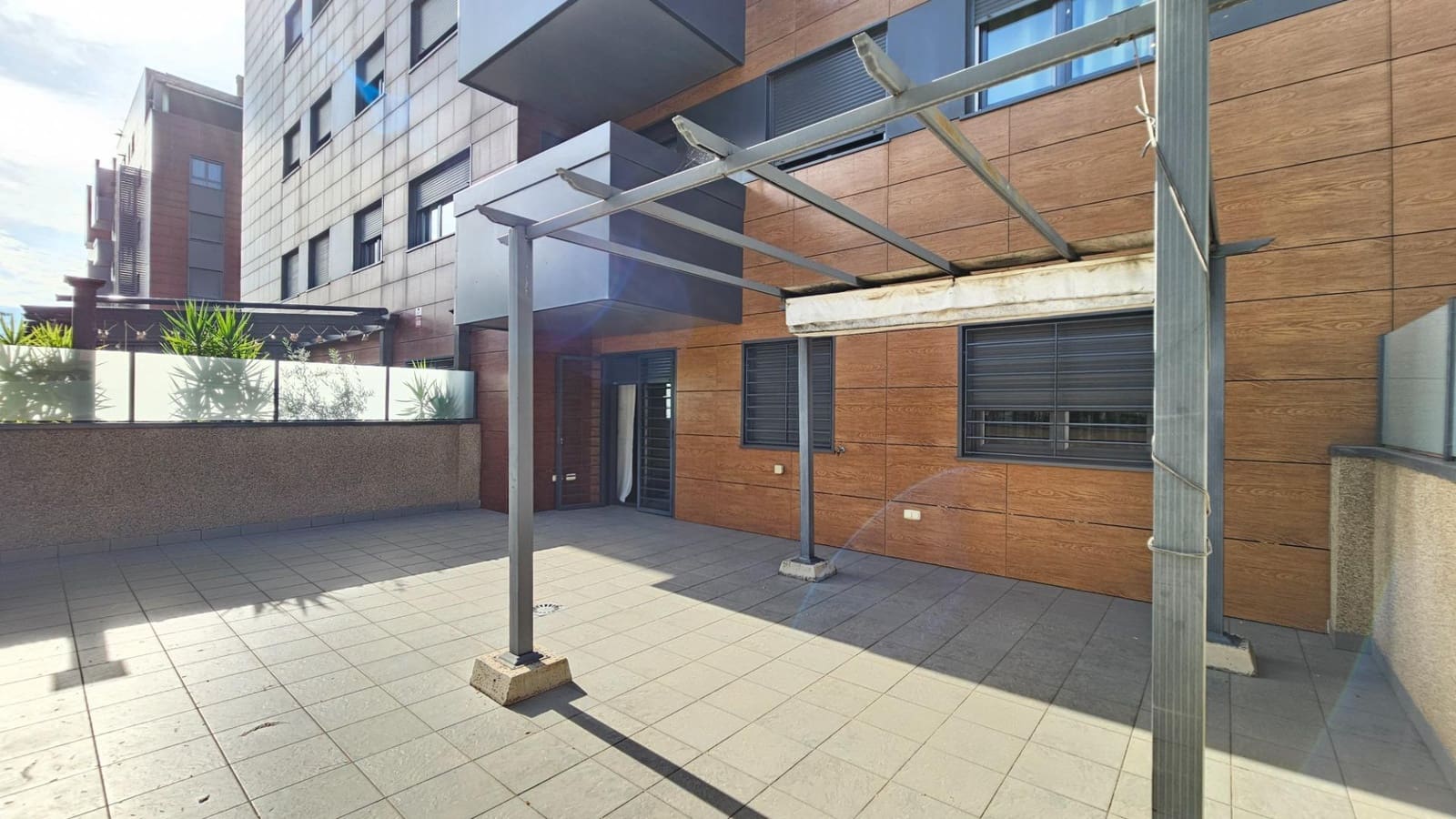 2 soverom Leilighet til leie i Granada by med svømmebasseng garasje - € 1 050 (Ref: 10129564)