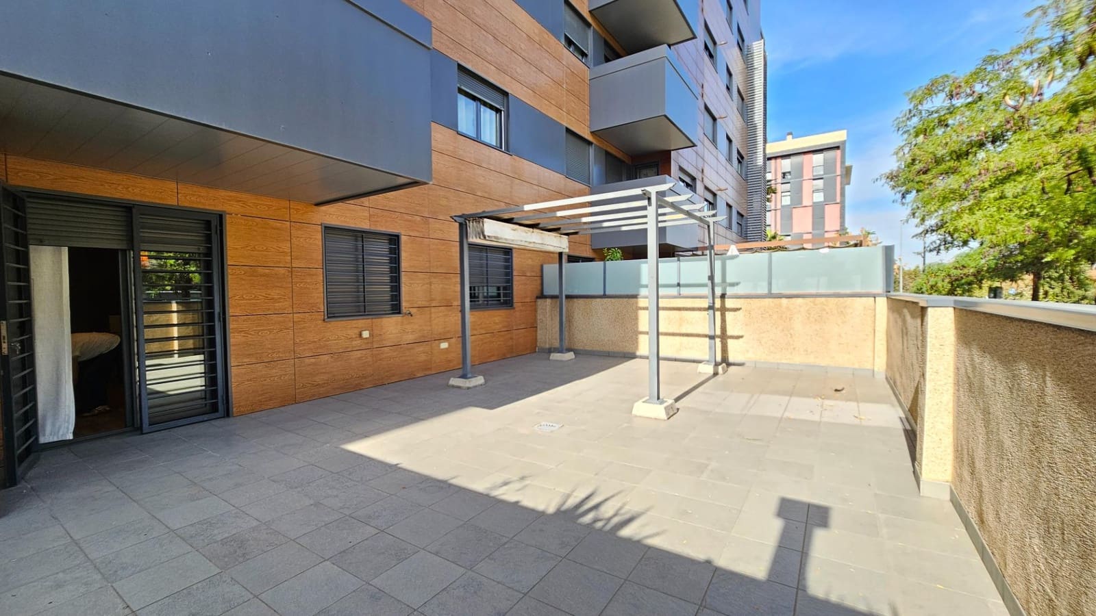 2 soverom Leilighet til leie i Granada by med svømmebasseng garasje - € 1 050 (Ref: 10129564)