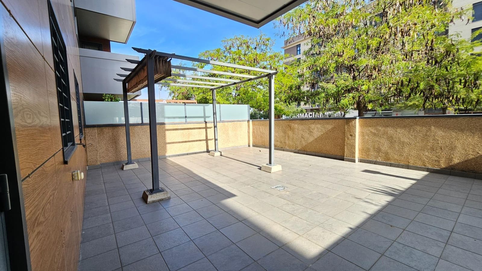 2 soverom Leilighet til leie i Granada by med svømmebasseng garasje - € 1 050 (Ref: 10129564)