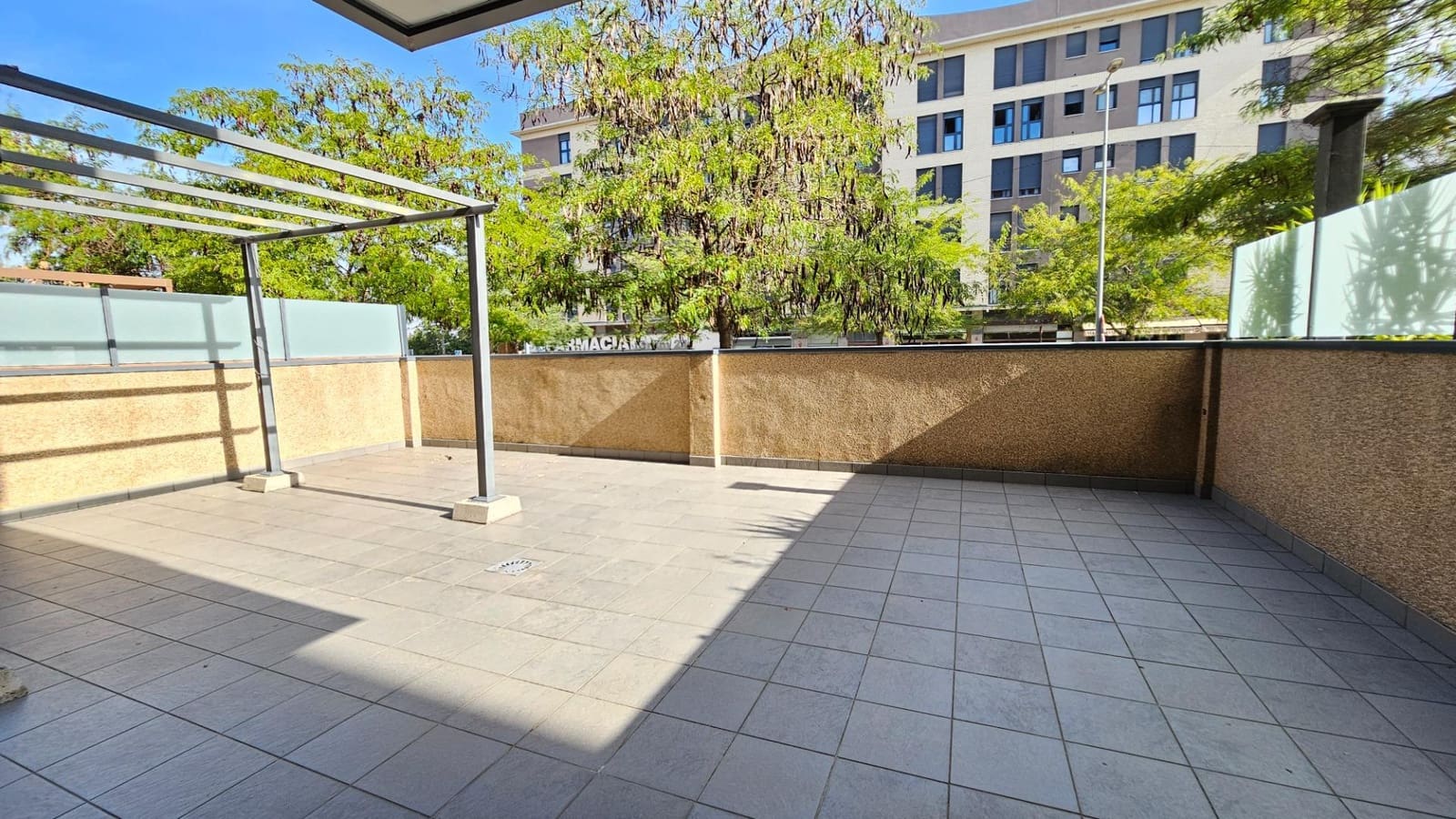 2 soverom Leilighet til leie i Granada by med svømmebasseng garasje - € 1 050 (Ref: 10129564)