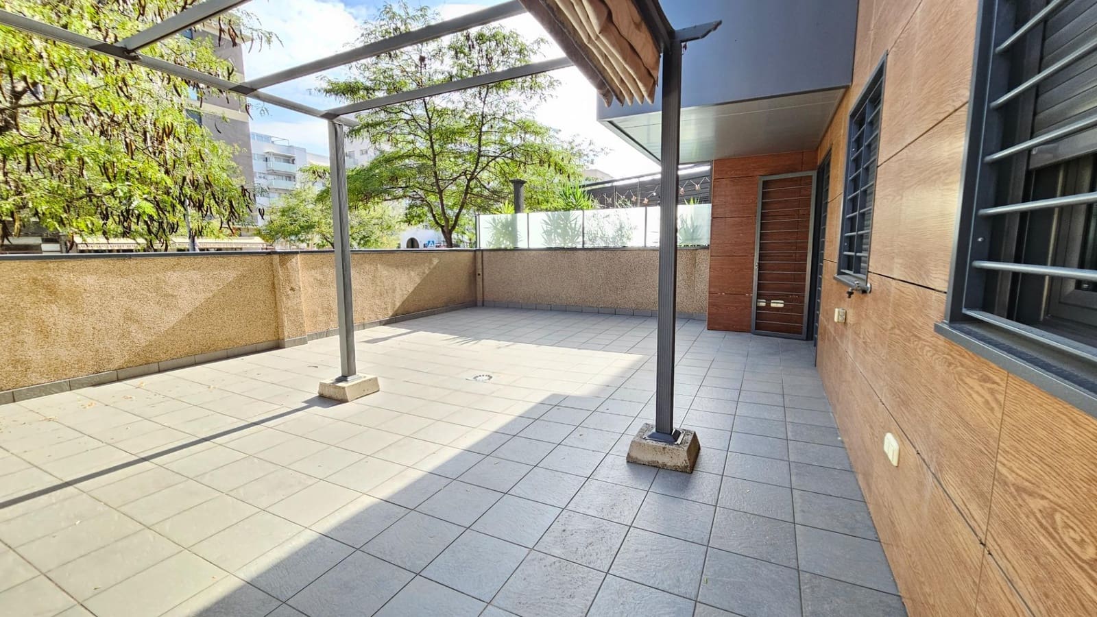2 soverom Leilighet til leie i Granada by med svømmebasseng garasje - € 1 050 (Ref: 10129564)