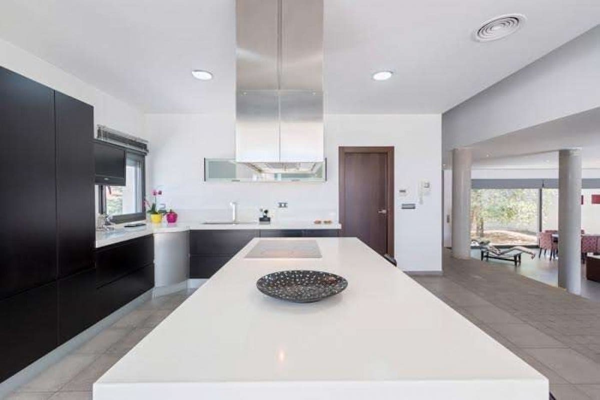 5 soveværelse Villa til salg i Gojar med swimmingpool garage - € 950.000 (Ref: 6863949)