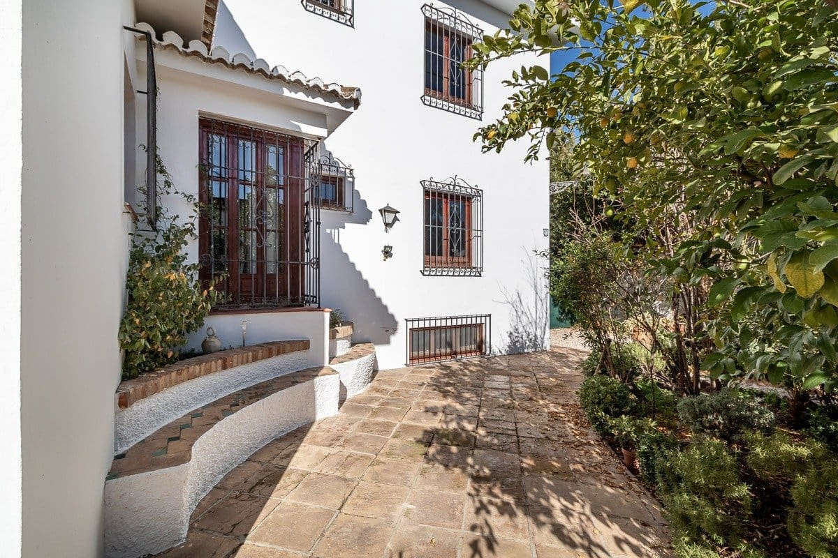 5 soveværelse Villa til salg i Granada by med swimmingpool garage - € 975.000 (Ref: 7344751)