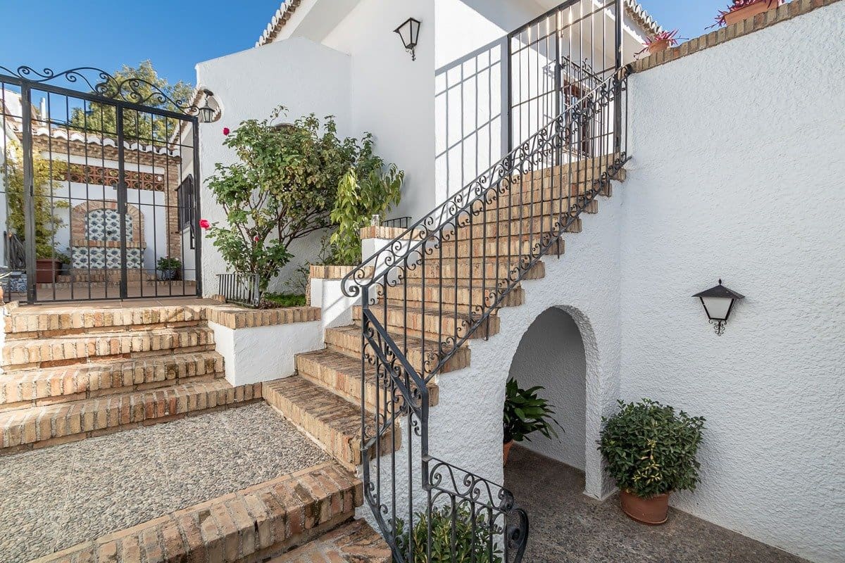 5 soveværelse Villa til salg i Granada by med swimmingpool garage - € 975.000 (Ref: 7344751)
