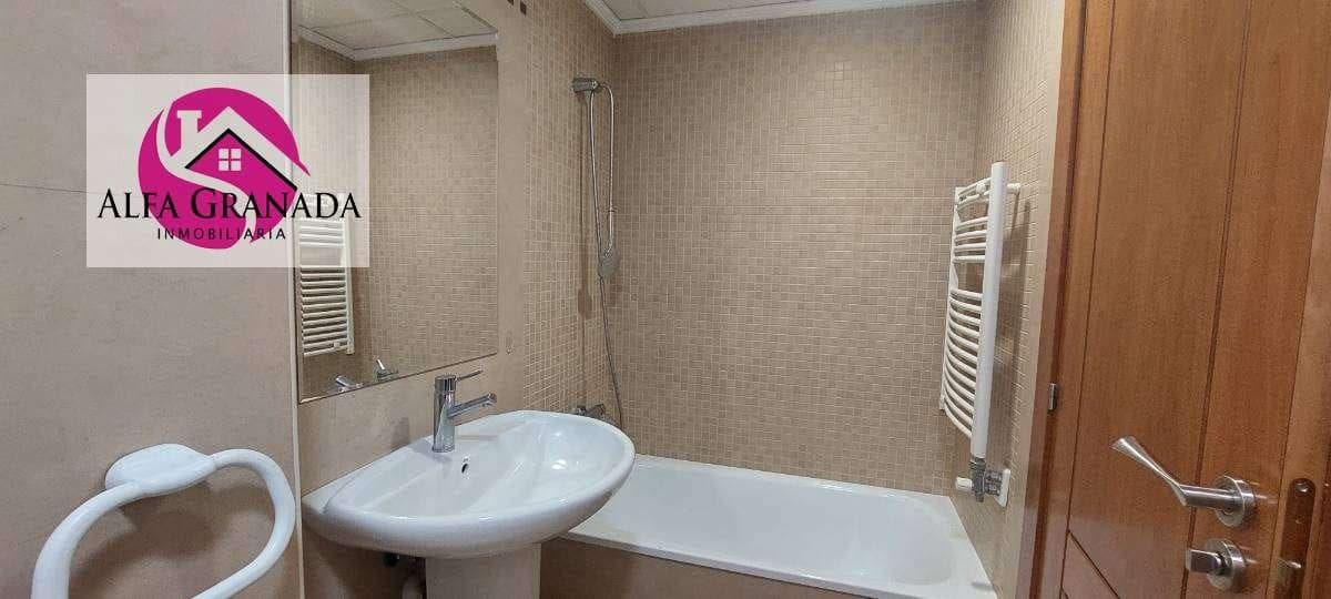 2 soverom Leilighet til leie i Granada by med svømmebasseng - € 900 (Ref: 7887685)