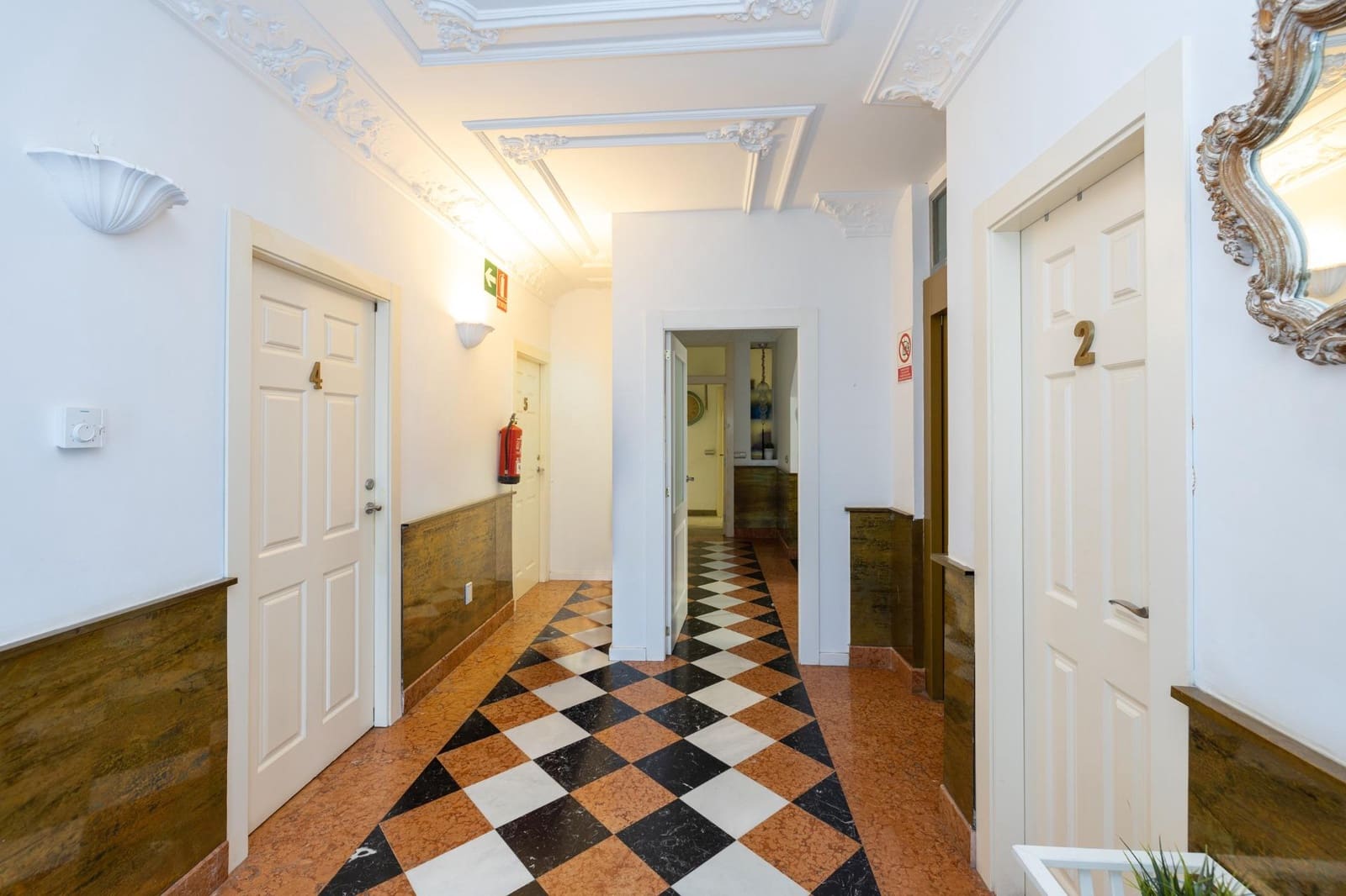 16 slaapkamer Villa te koop in Granada stad met zwembad - € 1.100.000 (Ref: 8155241)