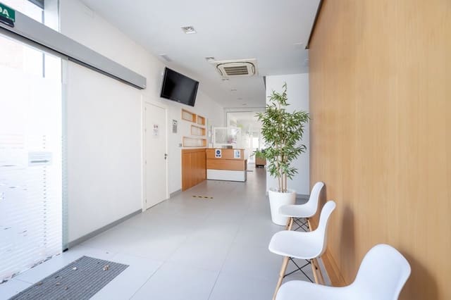 Kommersiell til salgs i Granada by med garasje - € 600 000 (Ref: 8206909)