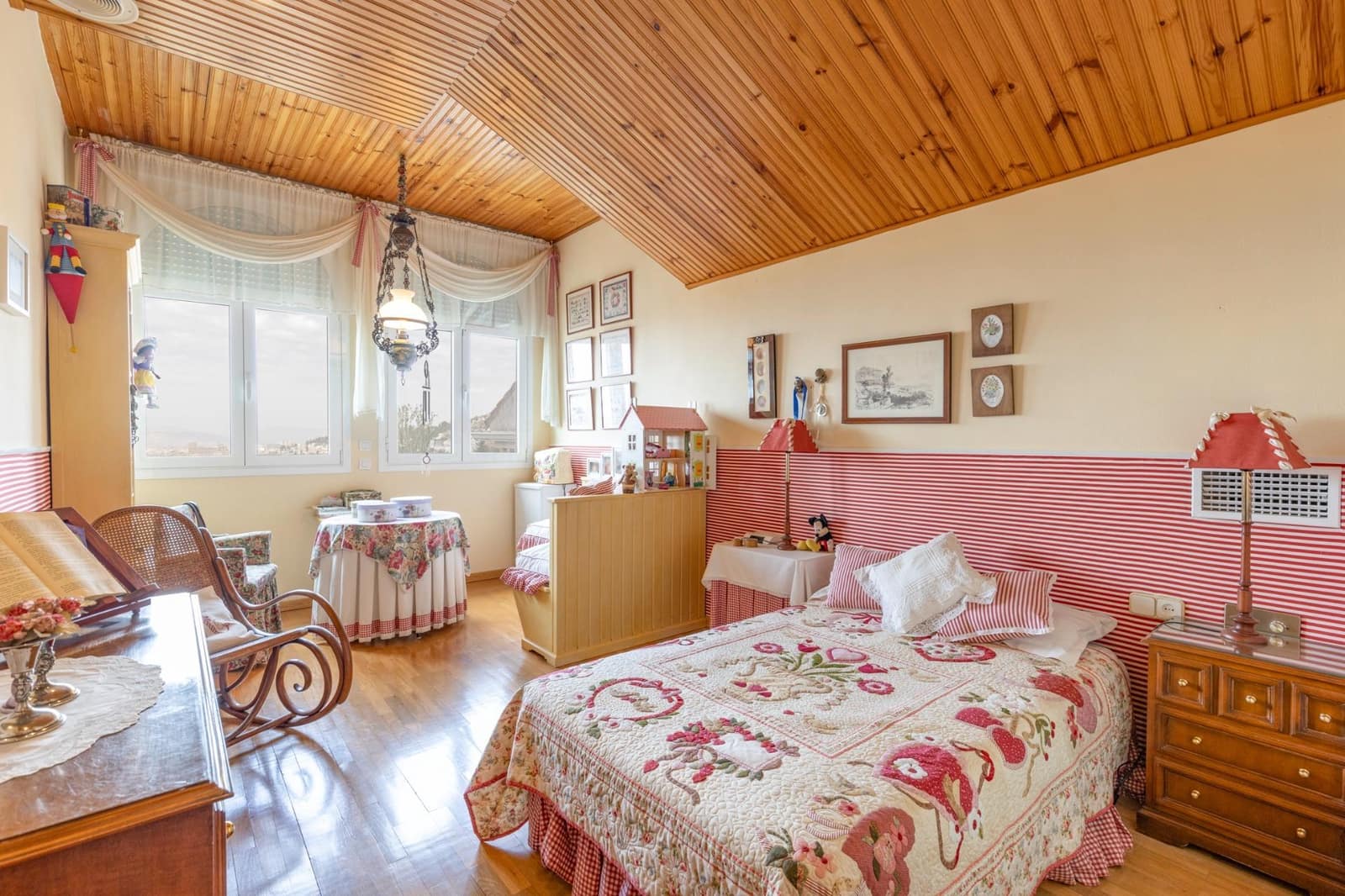 5 soveværelse Villa til salg i Granada by med swimmingpool garage - € 890.000 (Ref: 8582247)