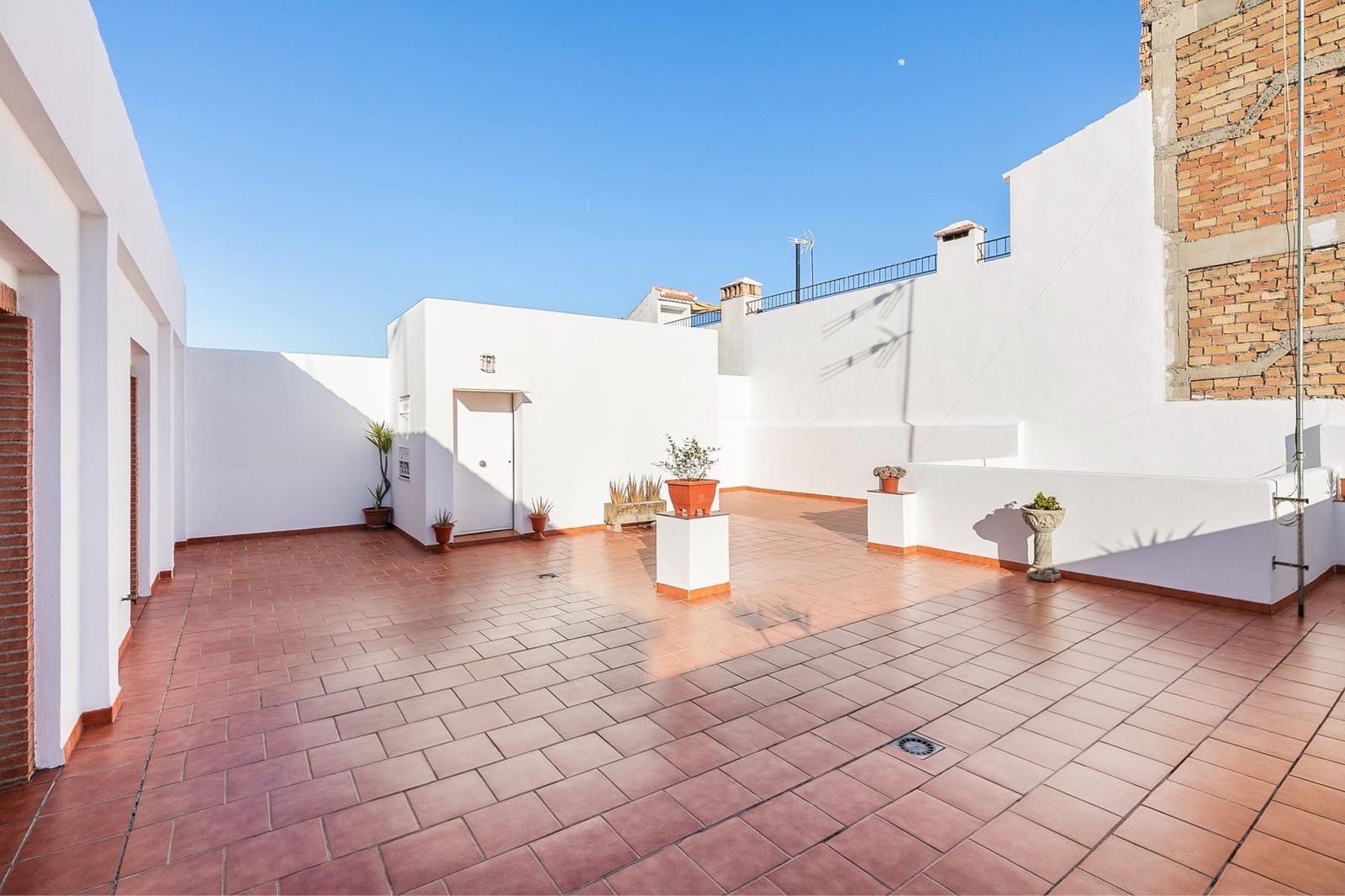 6 soveværelse Byhus til salg i Granada by med garage - € 340.000 (Ref: 8760031)
