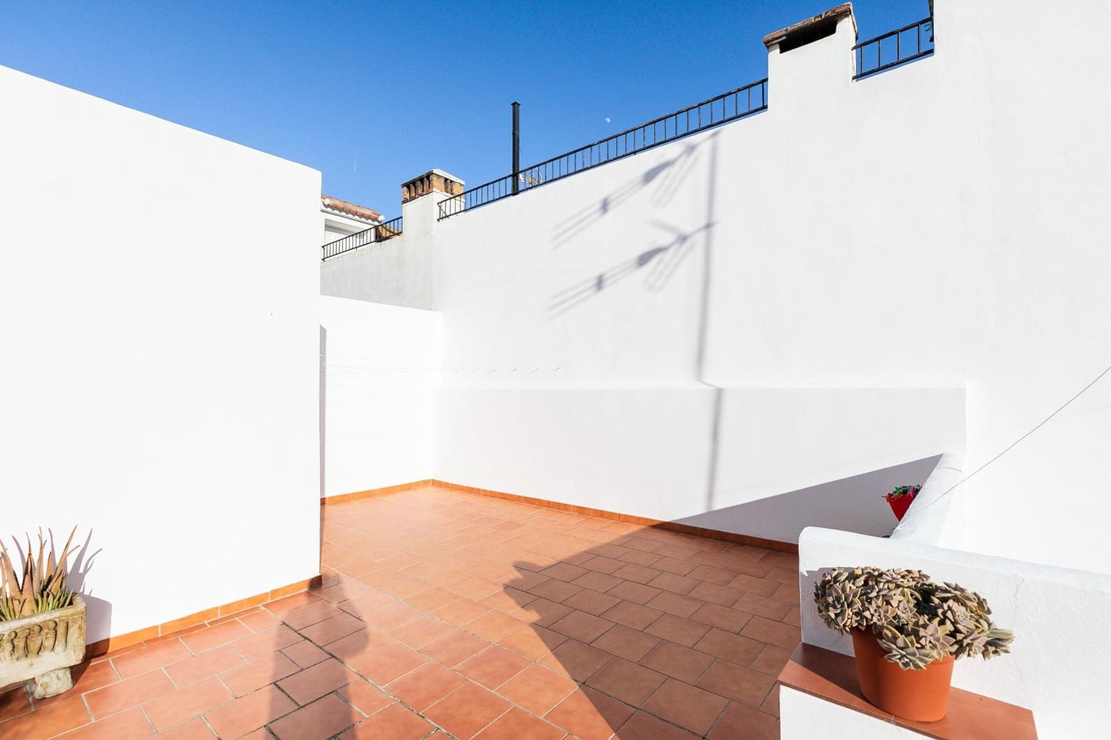 6 soveværelse Byhus til salg i Granada by med garage - € 340.000 (Ref: 8760031)