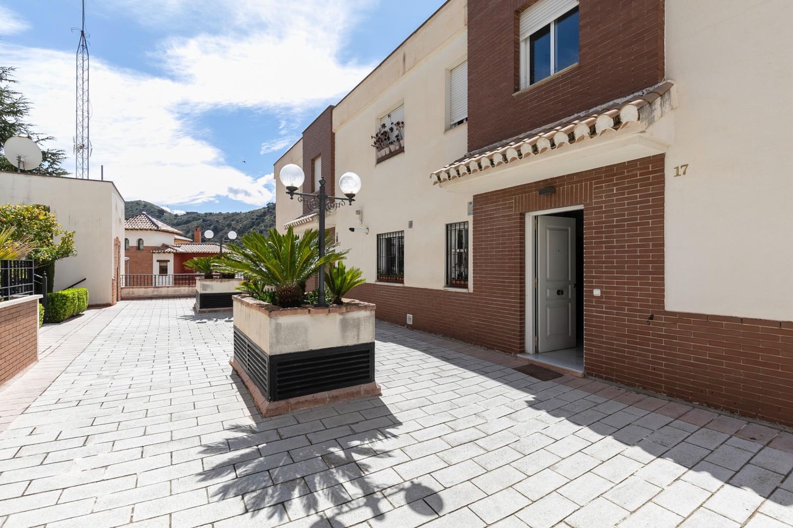 5 soveværelse Byhus til salg i Granada by med swimmingpool garage - € 449.900 (Ref: 8932096)