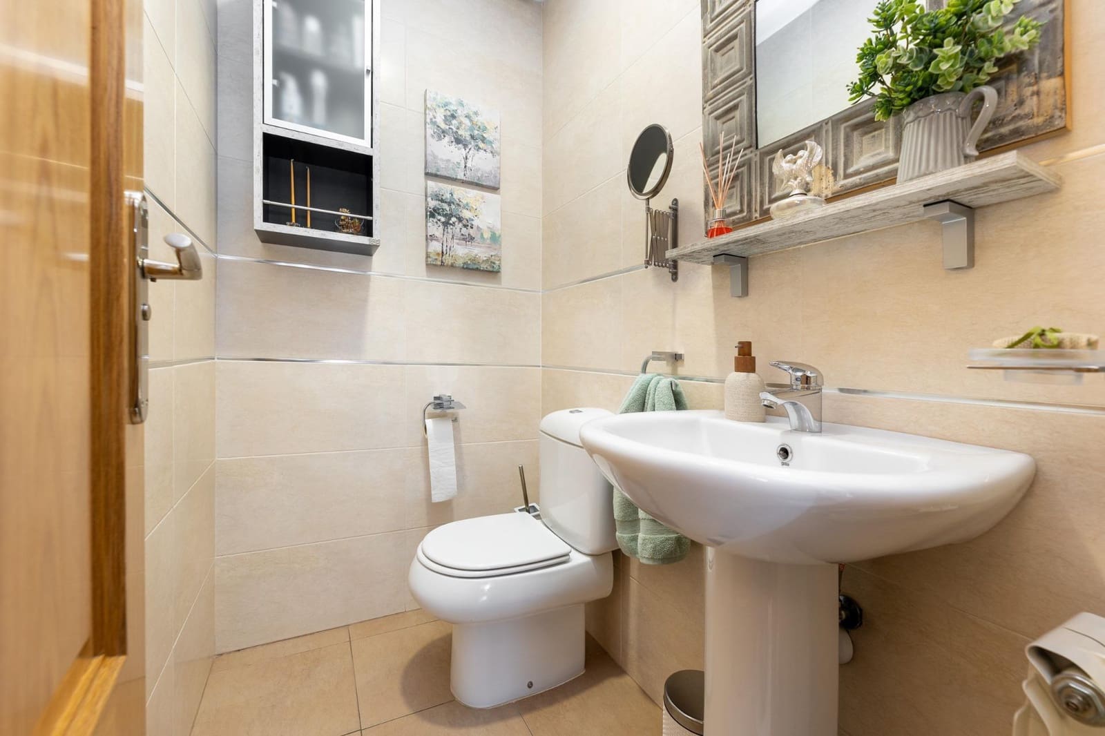 4 bedroom Semi-detached Villa for sale in Granada city with garage - € 375,000 (Ref: 8944026)