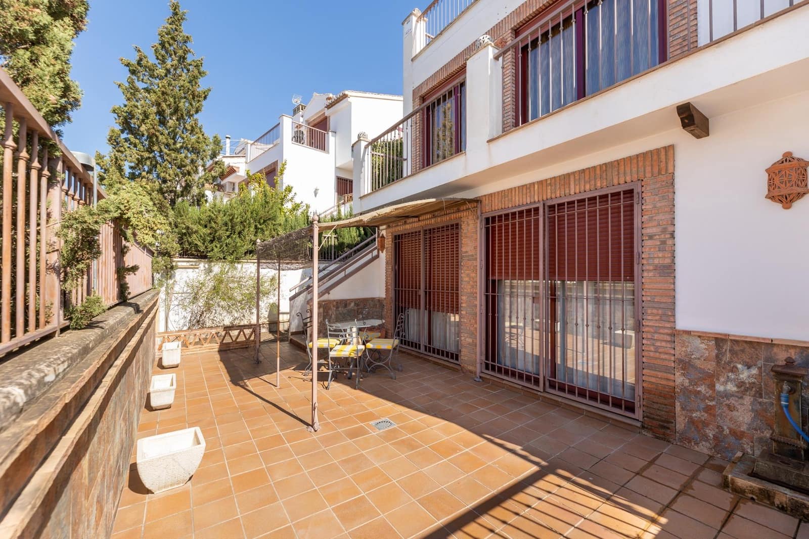 4 bedroom Semi-detached Villa for sale in Granada city with garage - € 375,000 (Ref: 8944026)