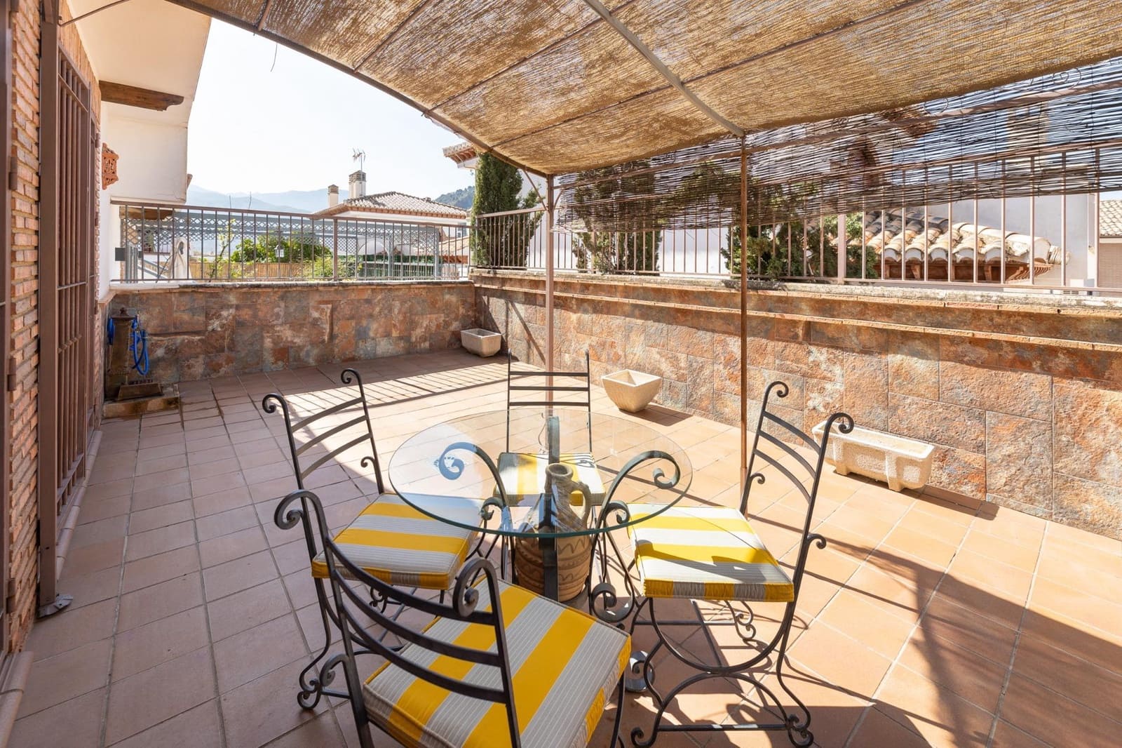 4 bedroom Semi-detached Villa for sale in Granada city with garage - € 375,000 (Ref: 8944026)