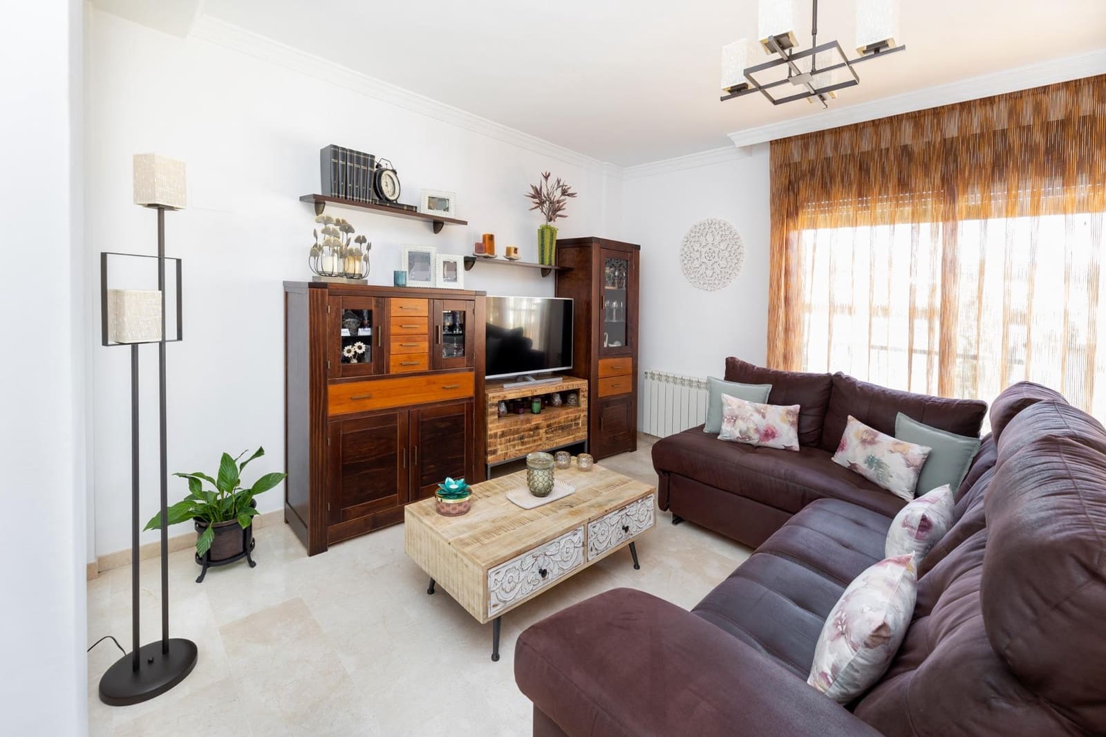 4 bedroom Semi-detached Villa for sale in Granada city with garage - € 375,000 (Ref: 8944026)