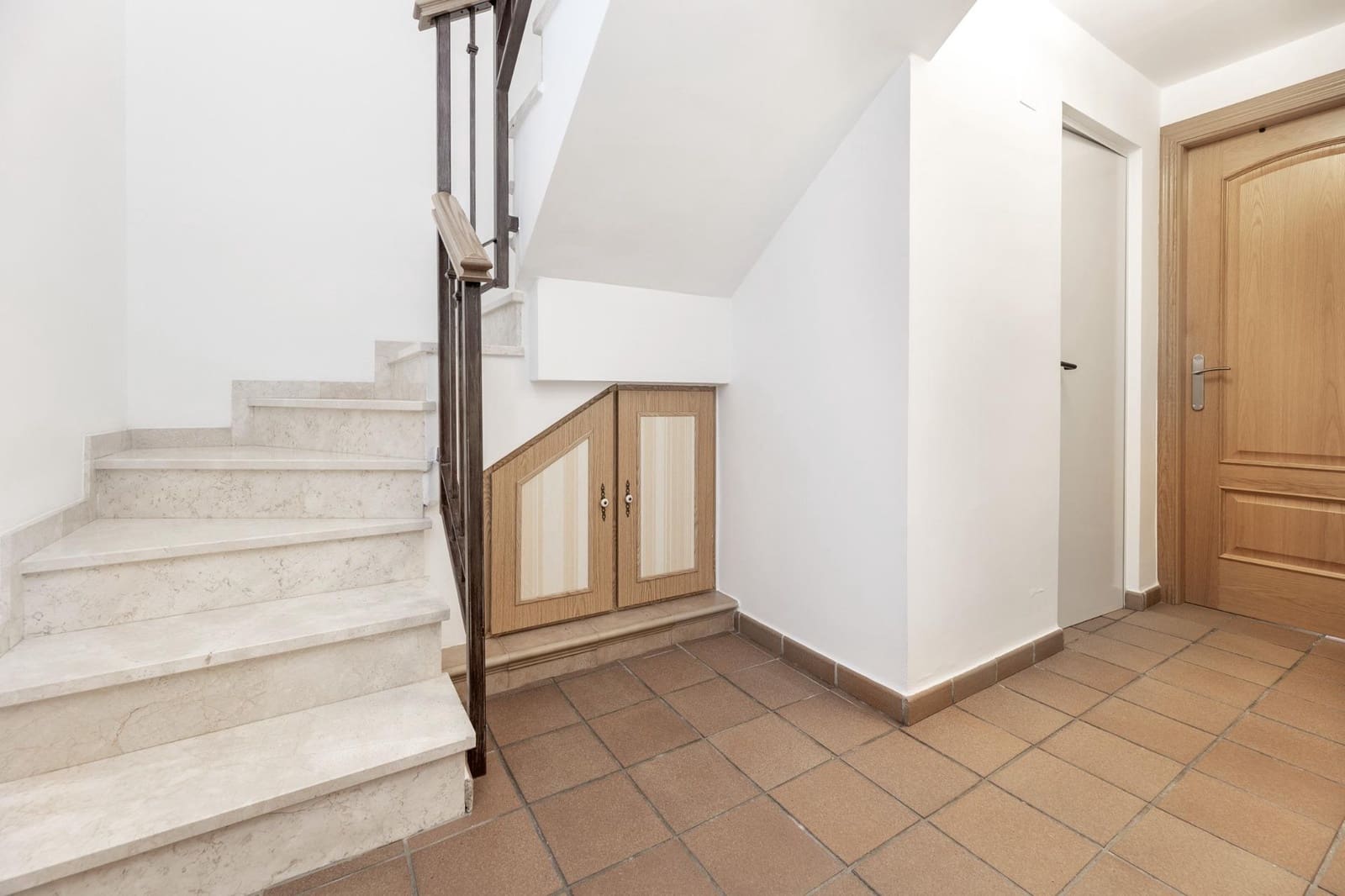 4 bedroom Semi-detached Villa for sale in Granada city with garage - € 375,000 (Ref: 8944026)