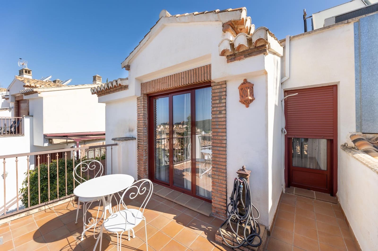 4 bedroom Semi-detached Villa for sale in Granada city with garage - € 375,000 (Ref: 8944026)