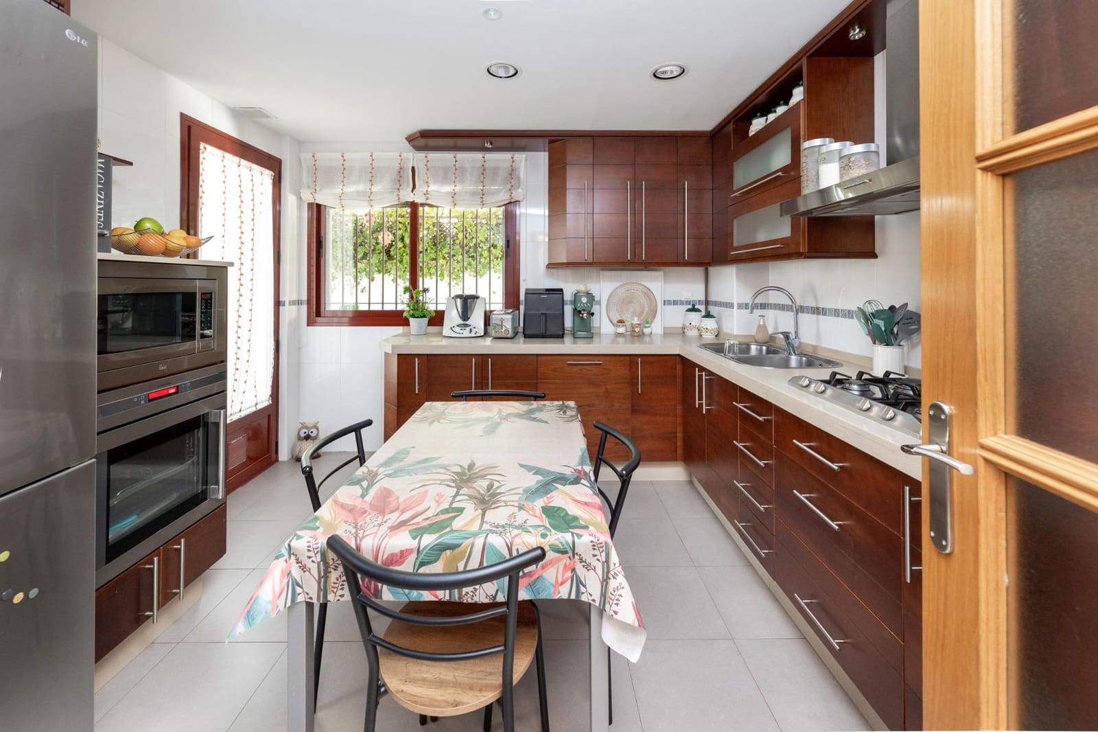 4 bedroom Semi-detached Villa for sale in Granada city with garage - € 375,000 (Ref: 8944026)