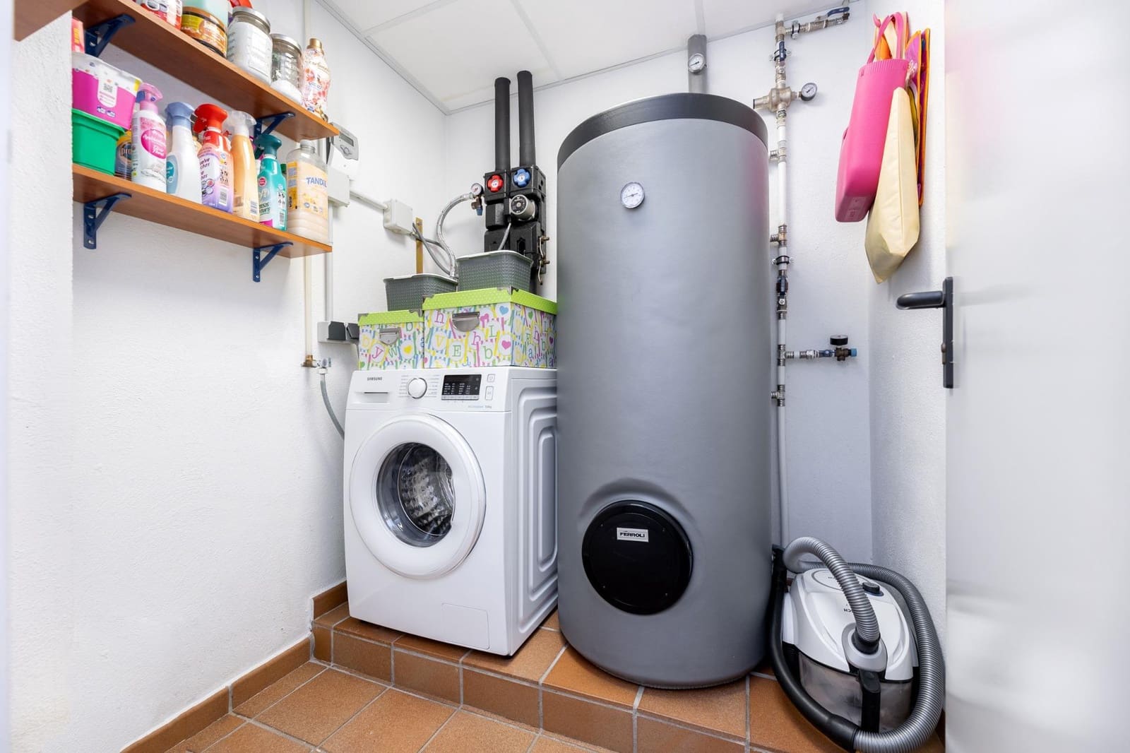 4 bedroom Semi-detached Villa for sale in Granada city with garage - € 375,000 (Ref: 8944026)