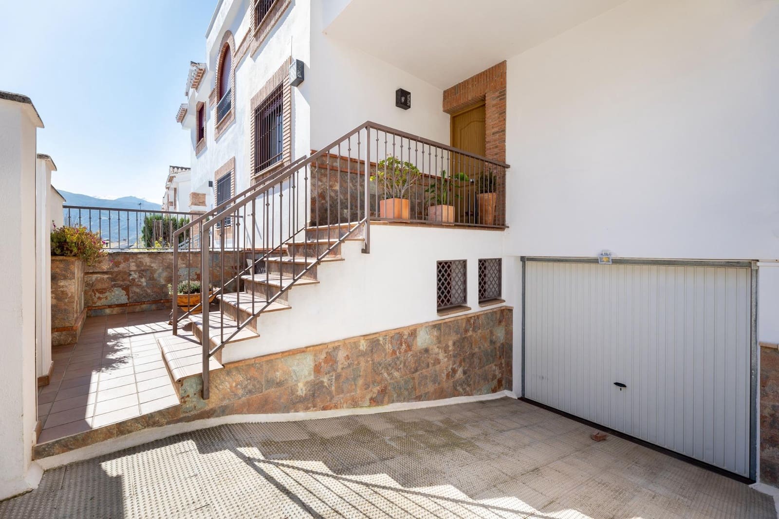 4 bedroom Semi-detached Villa for sale in Granada city with garage - € 375,000 (Ref: 8944026)