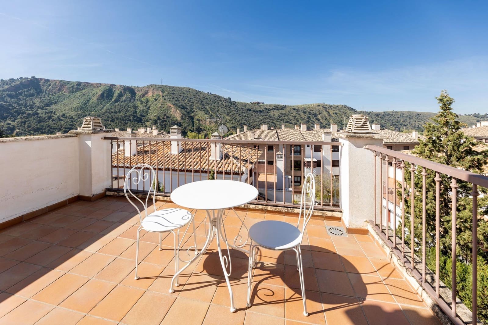 4 bedroom Semi-detached Villa for sale in Granada city with garage - € 375,000 (Ref: 8944026)