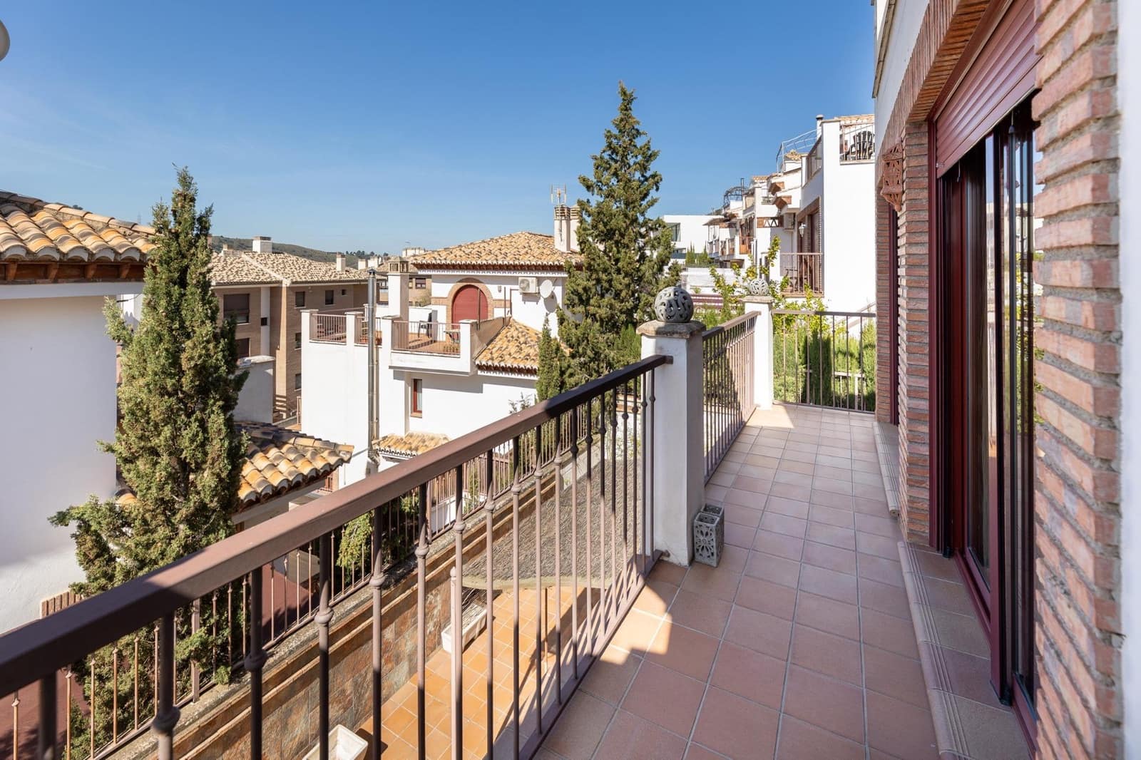 4 bedroom Semi-detached Villa for sale in Granada city with garage - € 375,000 (Ref: 8944026)