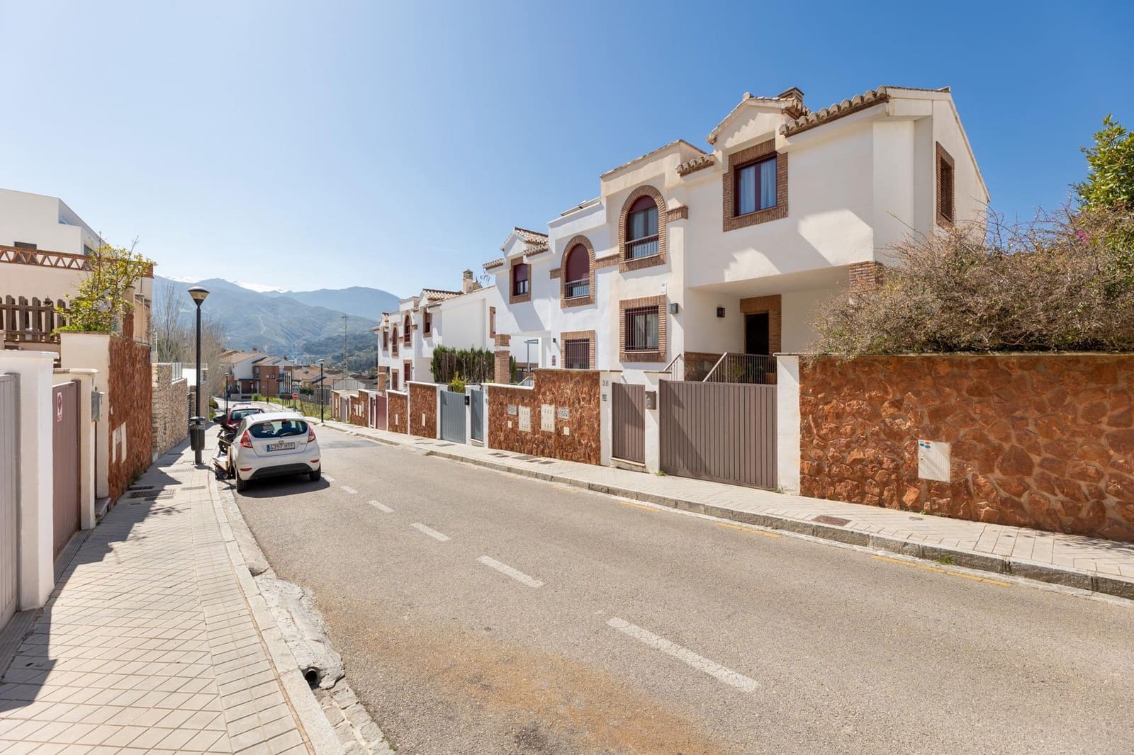 4 bedroom Semi-detached Villa for sale in Granada city with garage - € 375,000 (Ref: 8944026)