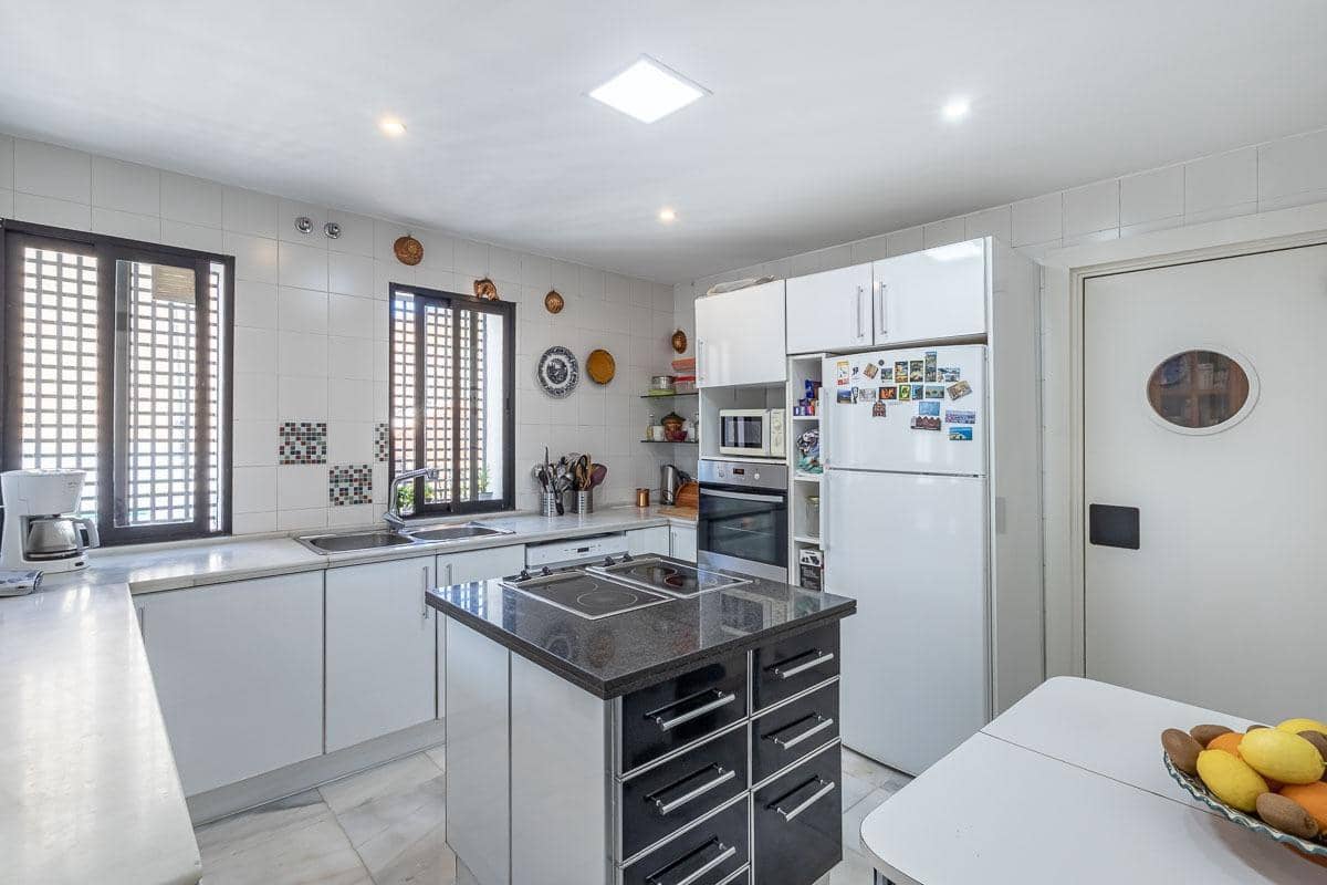 4 soveværelse Villa til salg i Granada by med garage - € 775.000 (Ref: 9048801)