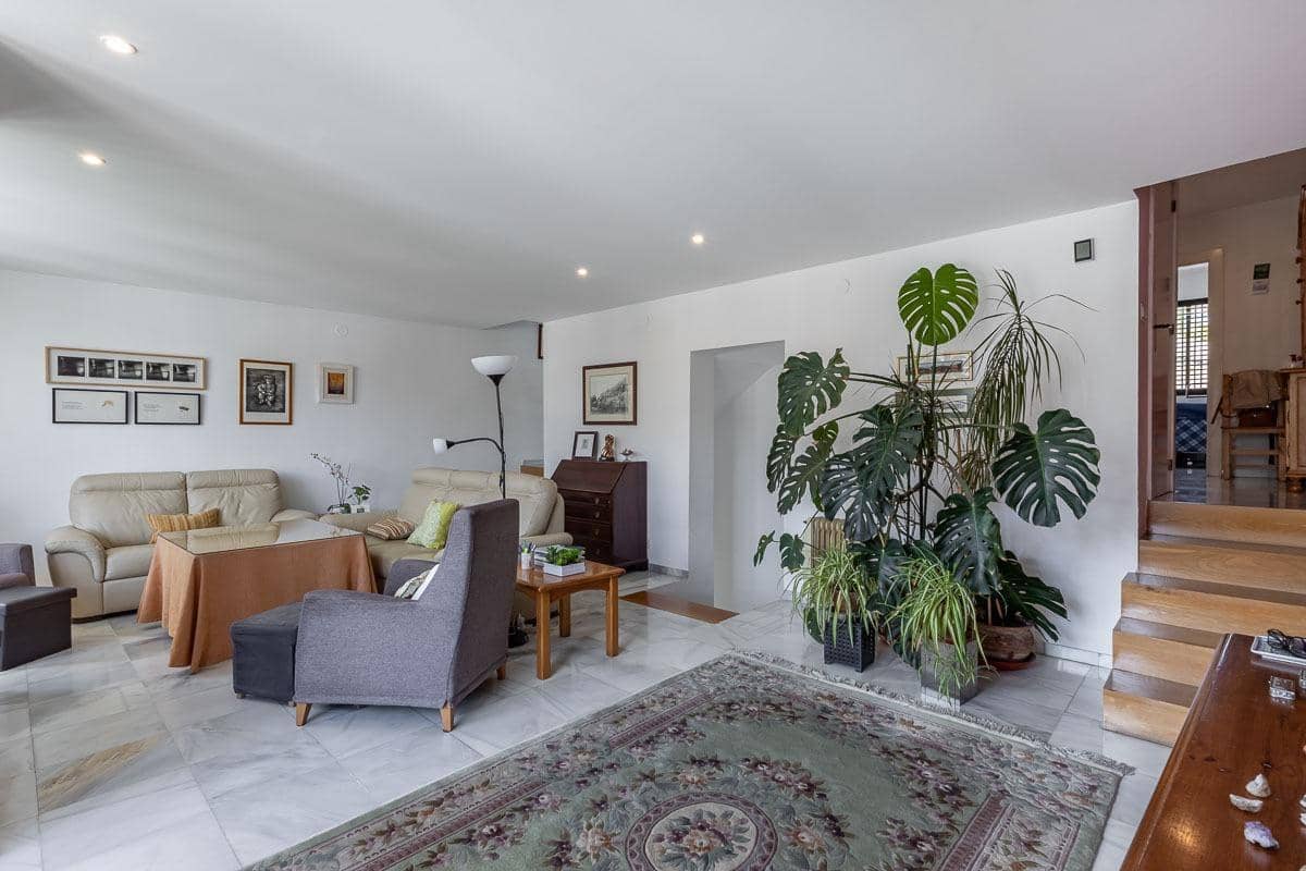 4 soveværelse Villa til salg i Granada by med garage - € 775.000 (Ref: 9048801)