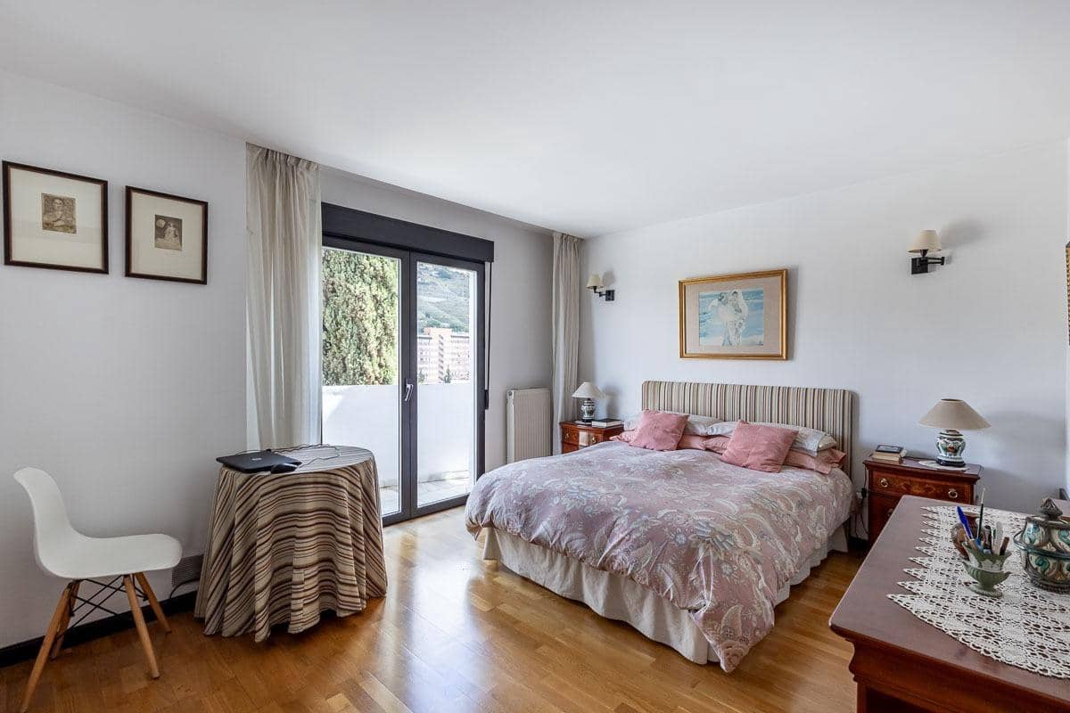 4 soveværelse Villa til salg i Granada by med garage - € 775.000 (Ref: 9048801)