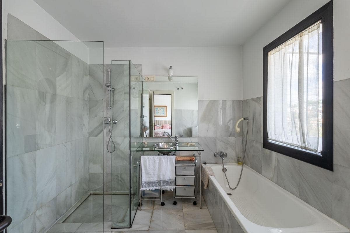 4 soveværelse Villa til salg i Granada by med garage - € 775.000 (Ref: 9048801)